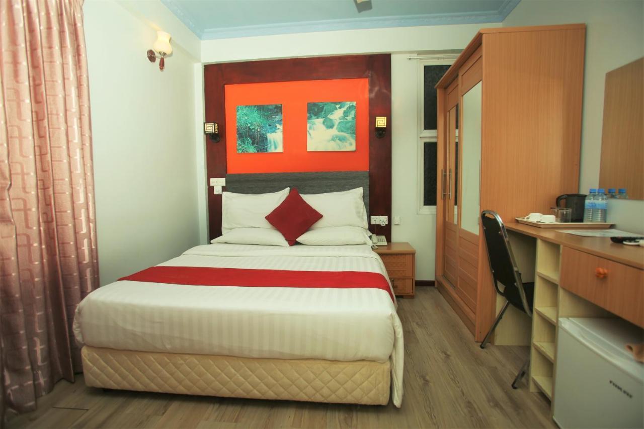 Crystal Crown Hotel Хулхумале Екстериор снимка